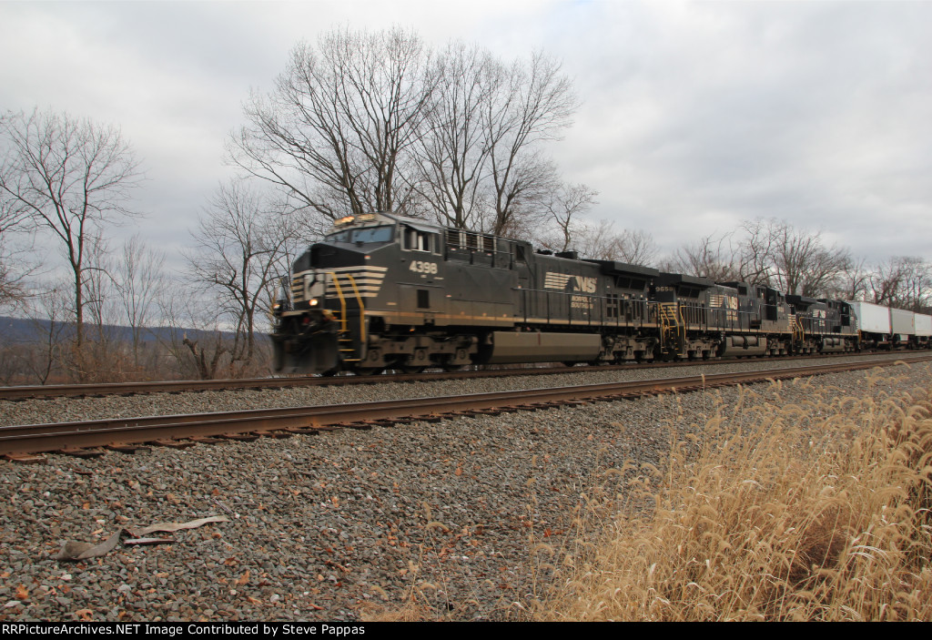 NS 4398 leads a westbound train past MP116